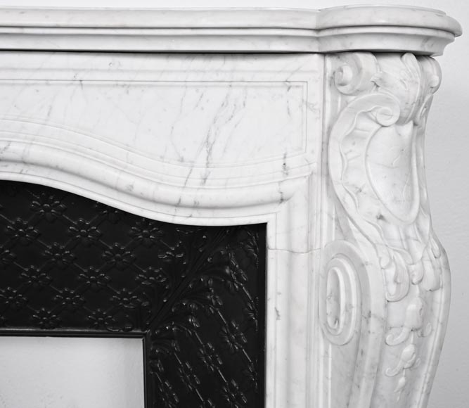 Cheminée de style Louis XV en marbre de Carrare, décorée d'une palmette Cheminée de style Louis XV en marbre de Carrare, décorée d'une palmette-8