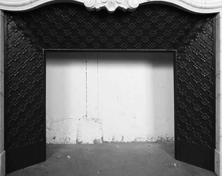 Cheminée de style Louis XV en marbre de Carrare, décorée d'une palmette Cheminée de style Louis XV en marbre de Carrare, décorée d'une palmette-10