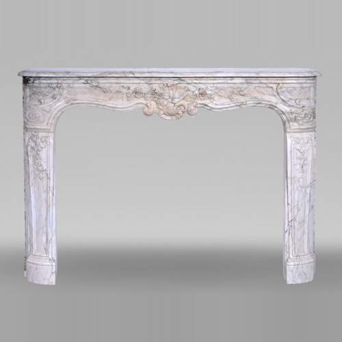 Cheminée d’époque Louis XV en marbre Calacatta au bandeau finement sculpté, XVIIIe siècle
