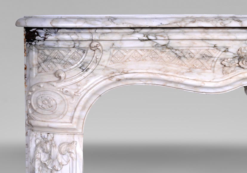 Magnifique cheminée en pierre finement sculptée de style Louis XVI