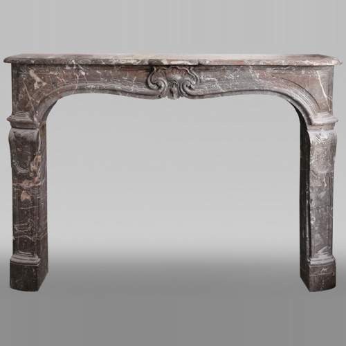 Importante cheminée d'époque Louis XV en marbre Rouge du Nord