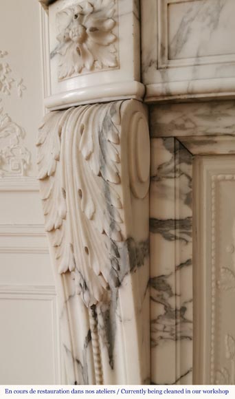 Belle cheminée galbée de style Louis XVI en marbre Arabescato à couronne de laurier-7