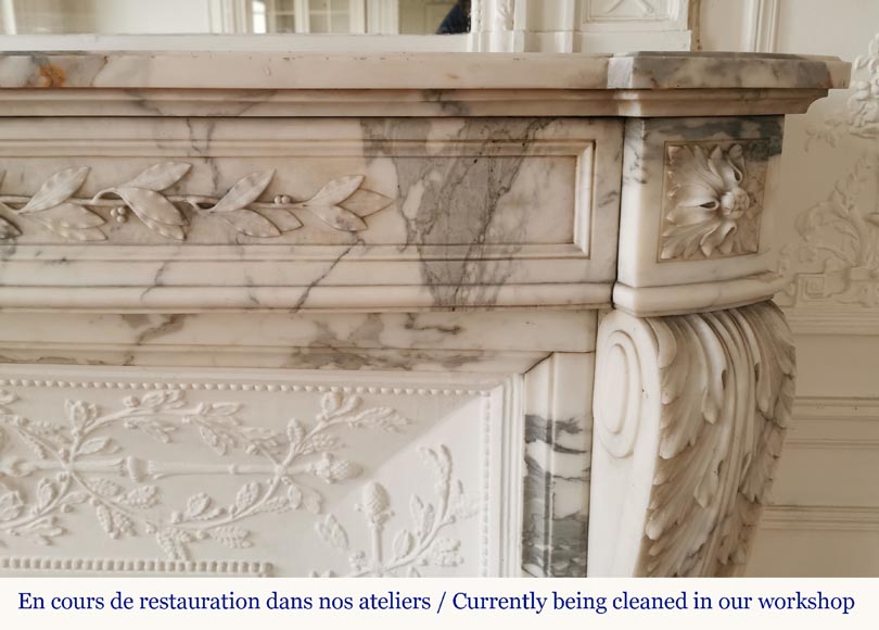 Belle cheminée galbée de style Louis XVI en marbre Arabescato à couronne de laurier-10