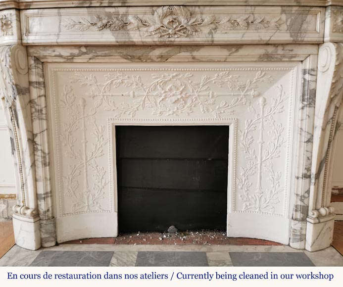 Belle cheminée galbée de style Louis XVI en marbre Arabescato à couronne de laurier-12