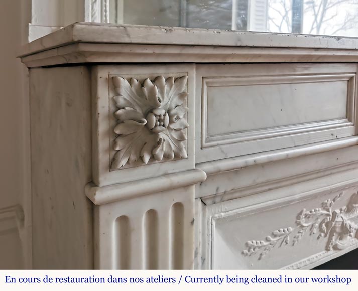 Cheminée de style Louis XVI en marbre blanc de Carrare, aux carquois-3