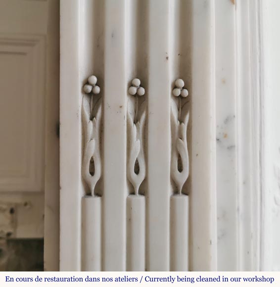 Cheminée de style Louis XVI en marbre blanc de Carrare, aux carquois-5