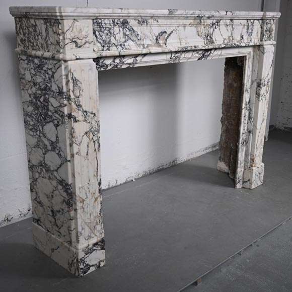 Cheminée de style Louis XVI à pieds cannelés en marbre de Sarravenza-2