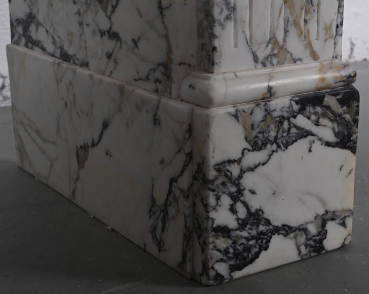 Cheminée de style Louis XVI à pieds cannelés en marbre de Sarravenza-4