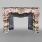 Remarquable cheminée de style Louis XV en marbre Fleur de Pêcher