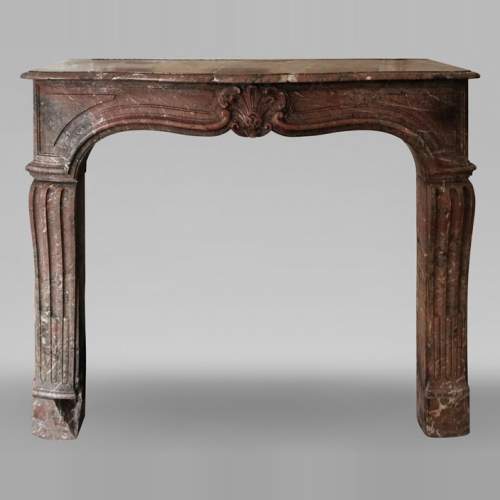 Cheminée d'époque Louis XV en marbre Rouge du Nord