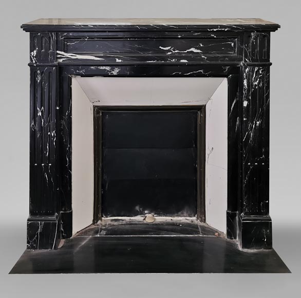 Cheminée ancienne de style Louis XVI en marbre noir Marquina-0