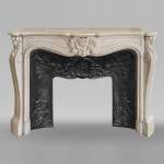 Cheminée de style Louis XV en marbre de Carrare à la belle coquille