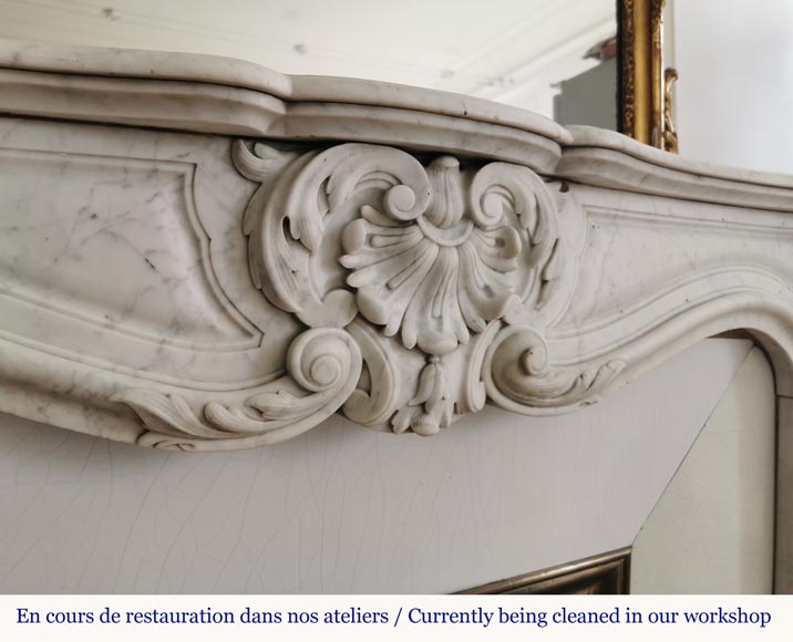 Cheminée de style Louis XV en marbre de Carrare à la belle coquille-2