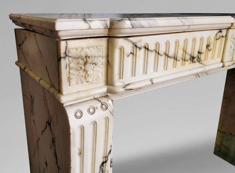 Cheminée de style Louis XVI en marbre Paonazzo à la guirlande de fleurs-3