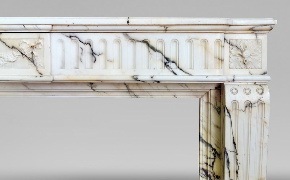 Cheminée de style Louis XVI en marbre Paonazzo à la guirlande de fleurs-7
