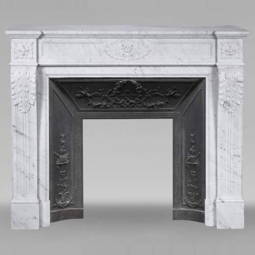 Cheminée de style Louis XVI en marbre de Carrare à feuille d'acanthe