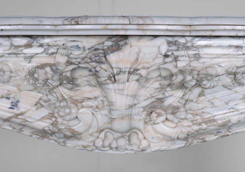 Cheminée de style Louis XV en marbre Brèche de Médicis au motif fleur de lys en feuille d'acanthe-2