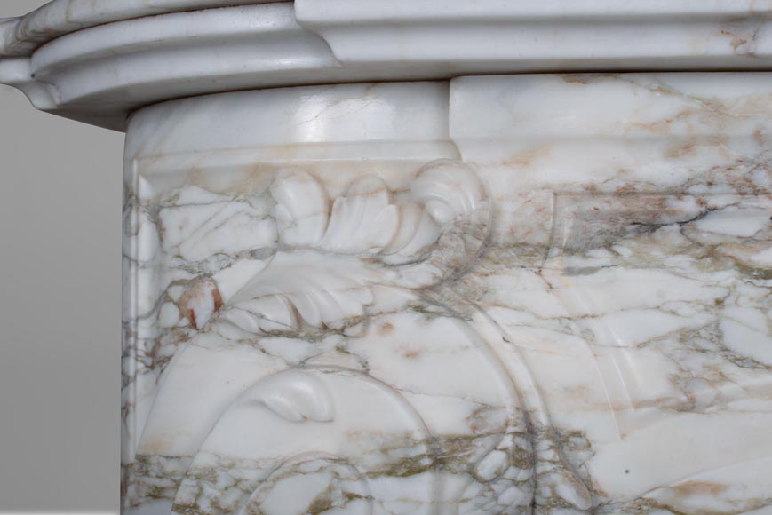 Cheminée de style Louis XV en marbre Brèche de Médicis au motif fleur de lys en feuille d'acanthe-7