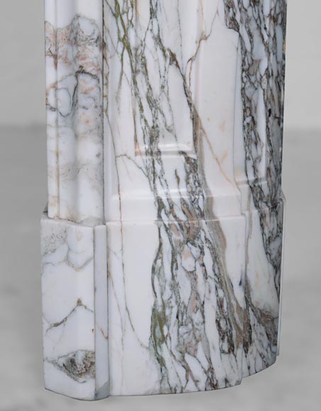 Cheminée de style Louis XV en marbre Brèche de Médicis au motif fleur de lys en feuille d'acanthe-12