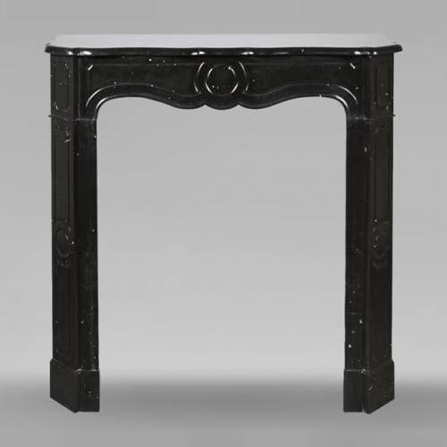 Cheminée de style Louis XV modèle Pompadour en marbre noir moucheté