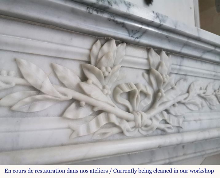 Cheminée ancienne style Louis XVI en marbre de Carrare aux feuilles d'acanthe -2