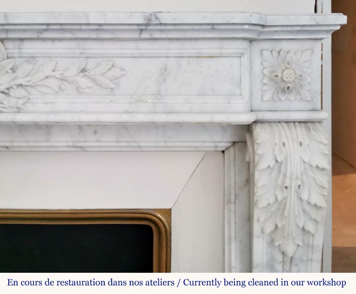 Cheminée ancienne style Louis XVI en marbre de Carrare aux feuilles d'acanthe -9