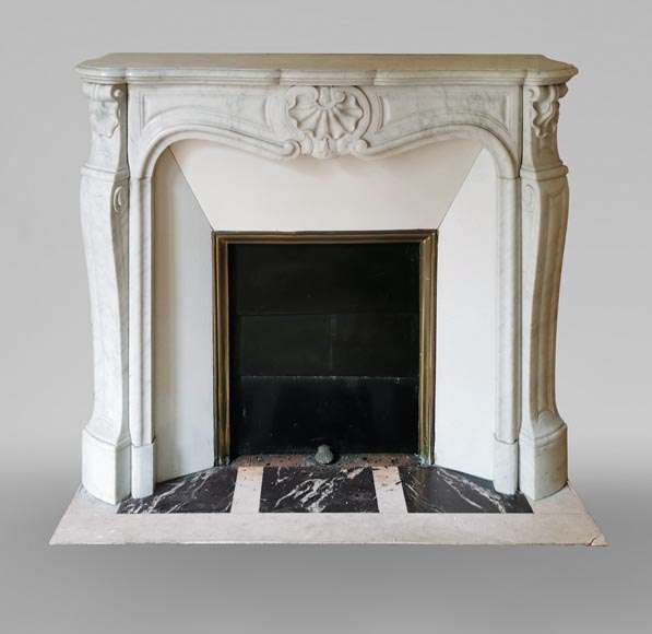 Petite cheminée de style Louis XV en marbre de Carrare aux trois coquilles-0