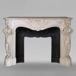Riche et originale cheminée Napoléon III en marbre de Carrare aux cariatides et profil d'homme