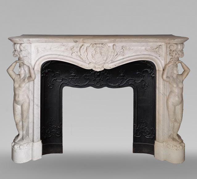 Riche et originale cheminée Napoléon III en marbre de Carrare aux cariatides et profil d'homme-0