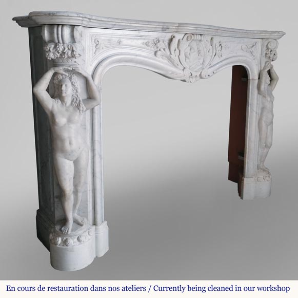 Riche et originale cheminée Napoléon III en marbre de Carrare aux cariatides et profil d'homme-4
