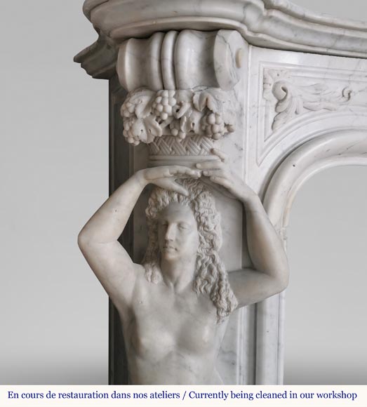 Riche et originale cheminée Napoléon III en marbre de Carrare aux cariatides et profil d'homme-5