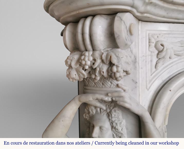 Riche et originale cheminée Napoléon III en marbre de Carrare aux cariatides et profil d'homme-6