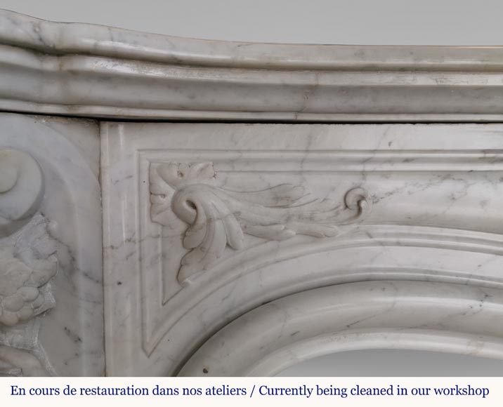 Riche et originale cheminée Napoléon III en marbre de Carrare aux cariatides et profil d'homme-7