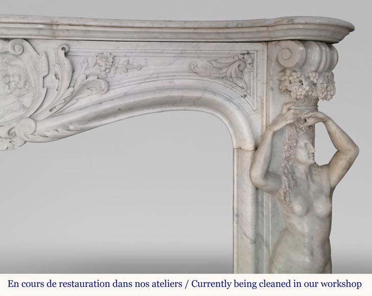 Riche et originale cheminée Napoléon III en marbre de Carrare aux cariatides et profil d'homme-11