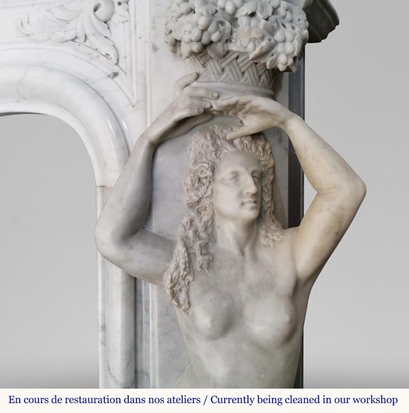 Riche et originale cheminée Napoléon III en marbre de Carrare aux cariatides et profil d'homme-12