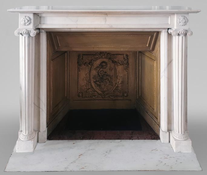 Cheminée d'époque Louis XVI en marbre statuaire à colonnes détachées-0