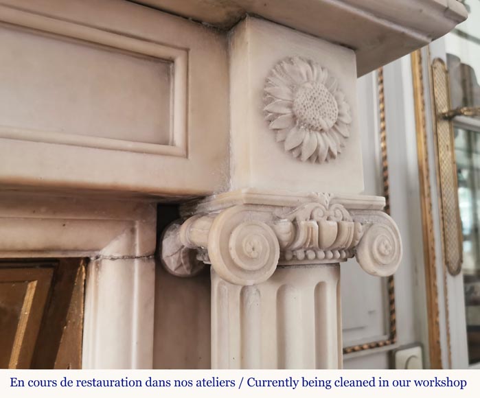 Cheminée d'époque Louis XVI en marbre statuaire à colonnes détachées-8