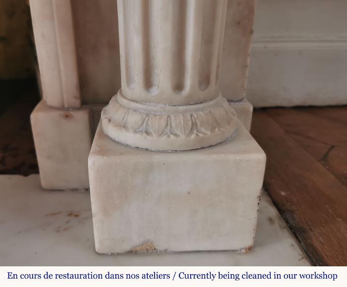 Cheminée d'époque Louis XVI en marbre statuaire à colonnes détachées-10