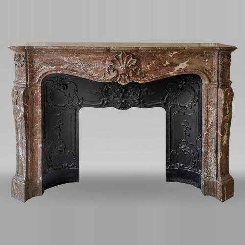 Grande cheminée de style Louis XV aux trois coquilles en marbre Rouge du Nord