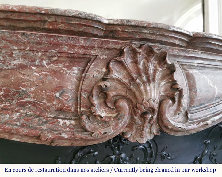 Importante cheminée de style Louis XV en marbre Rouge du Nord-2