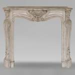 Petite cheminée de style Louis XV en marbre de Carrare