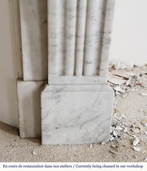 Cheminée de style Louis Philippe en marbre blanc de Carrare-7