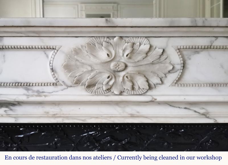 Cheminée de style Louis XVI en marbre Arabescato à décor d'acanthe -1
