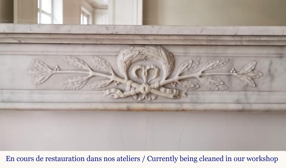 Cheminée de style Louis XVI à la couronne de laurier en marbre de Carrare-1