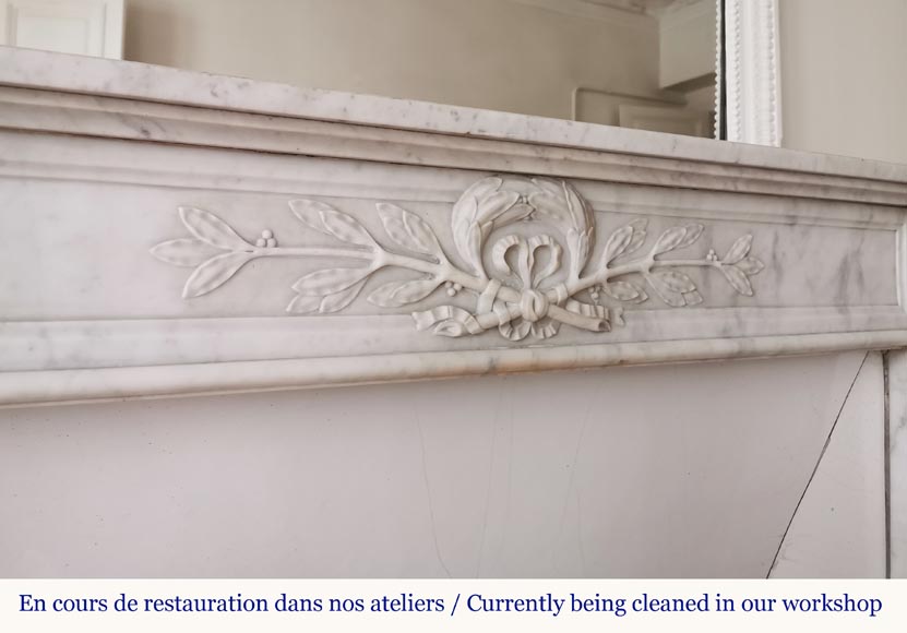 Cheminée de style Louis XVI à la couronne de laurier en marbre de Carrare-2
