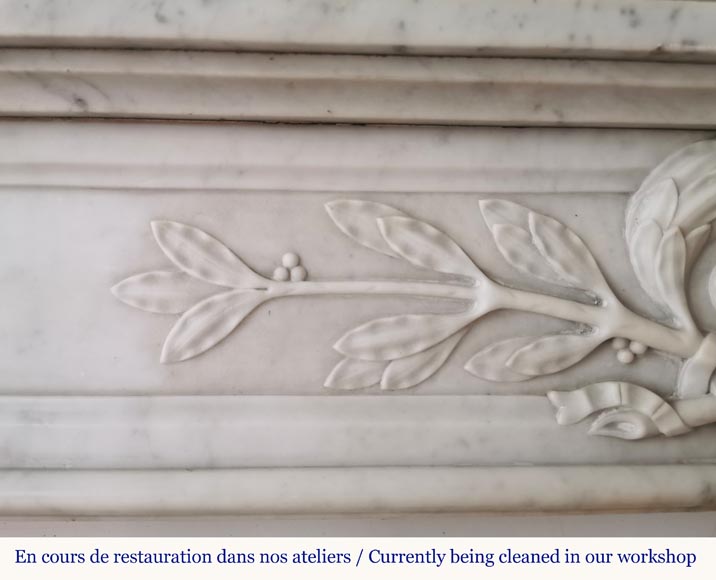 Cheminée de style Louis XVI à la couronne de laurier en marbre de Carrare-3