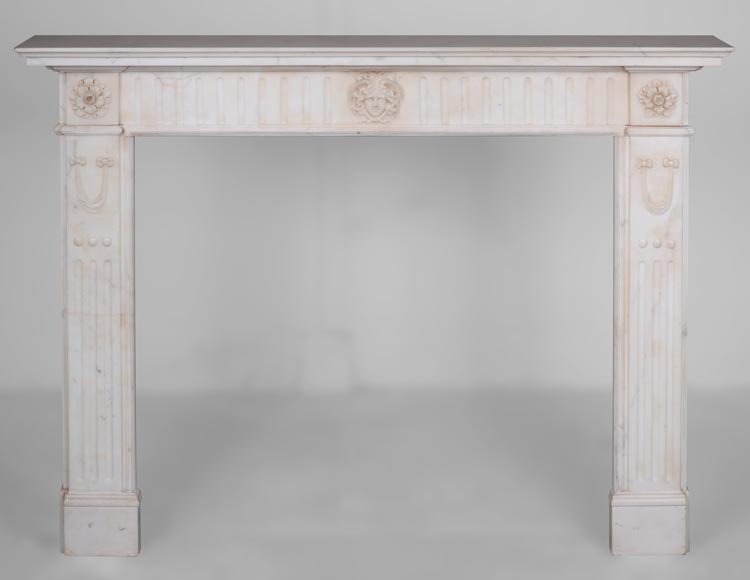 Cheminée de style Louis XVI en marbre blanc au gorgonéion-0