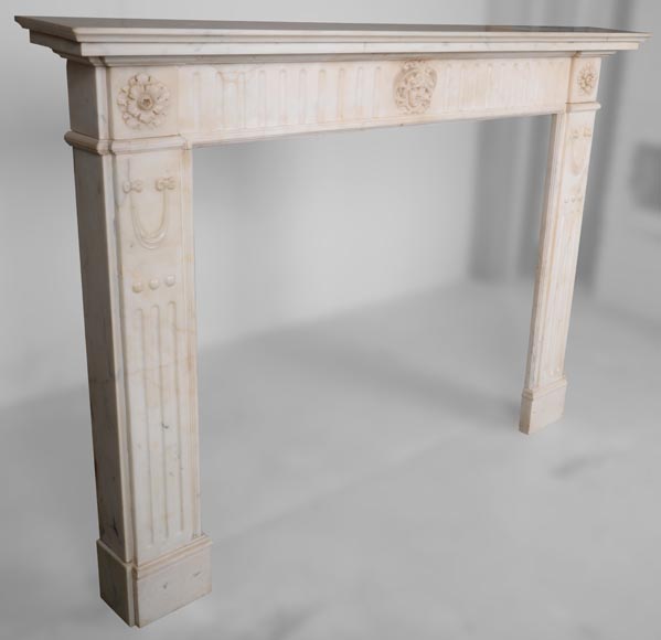 Cheminée de style Louis XVI en marbre blanc au gorgonéion-3