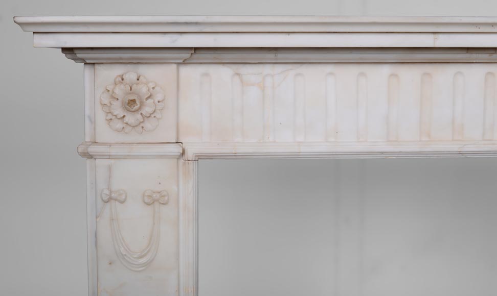 Cheminée de style Louis XVI en marbre blanc au gorgonéion-4