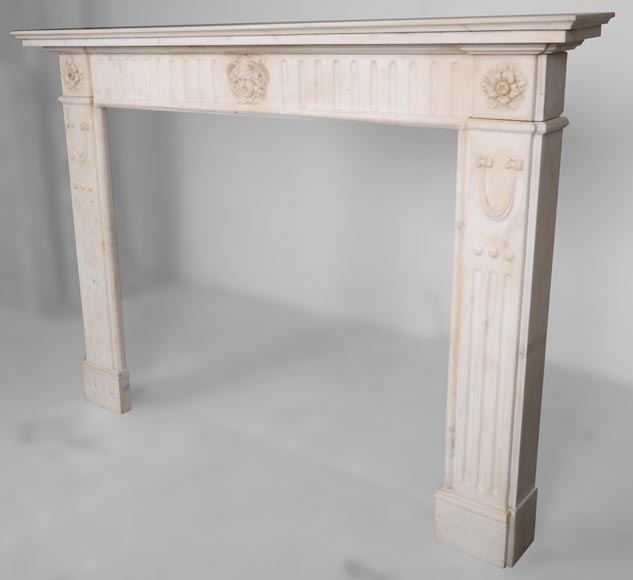 Cheminée de style Louis XVI en marbre blanc au gorgonéion-7